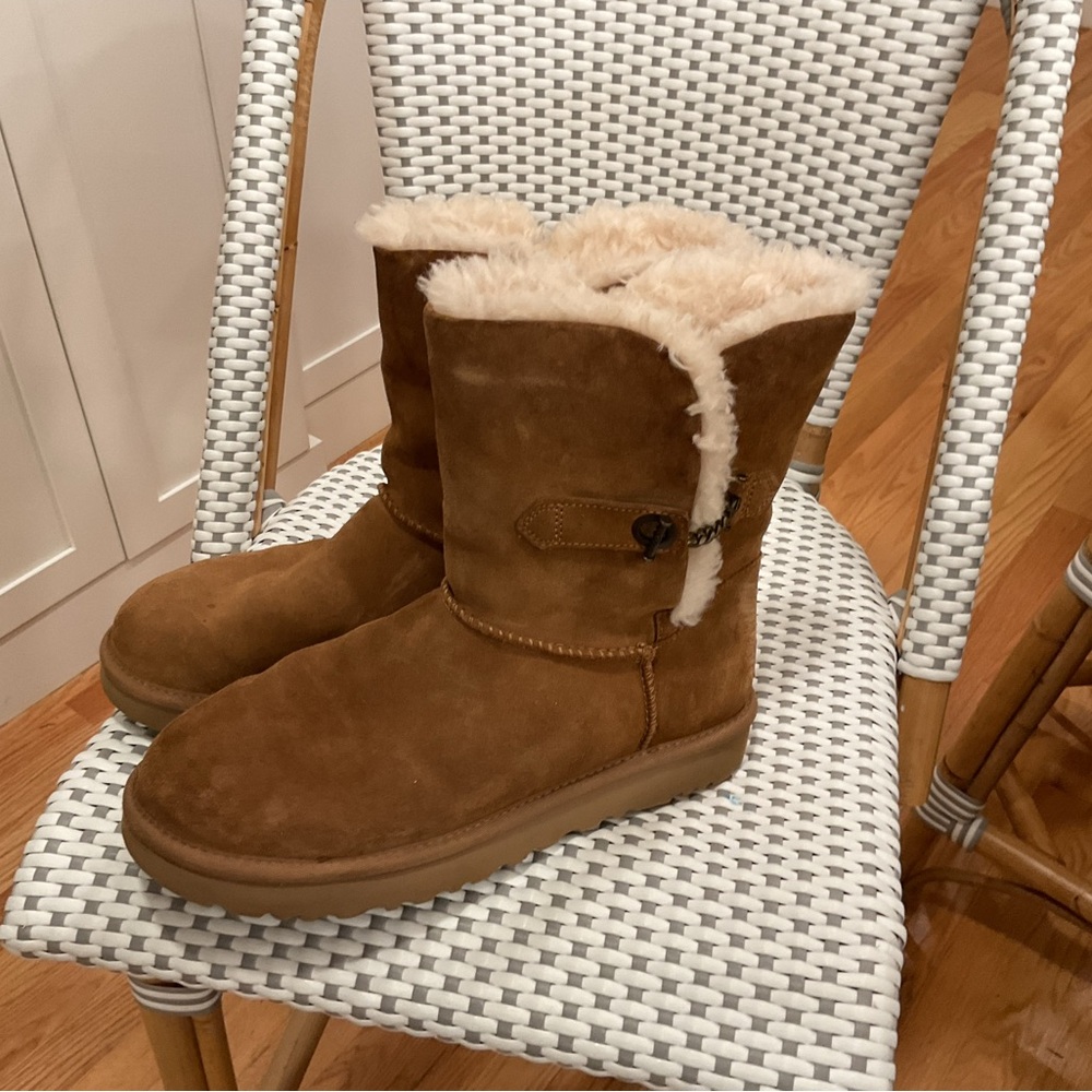 Ugg Bailey Size 9